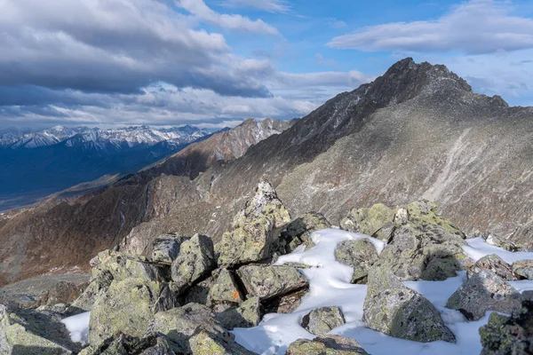 A primeira neve nas montanhas de East Sayan — Fotografia de Stock