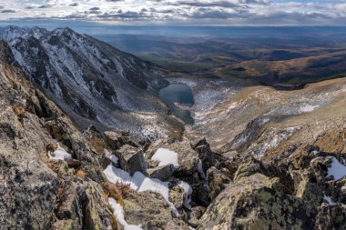 Doğu Sayan Dağları 'ndaki Ulyabor zirvesinin altındaki dağ gölü