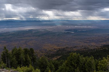 Tunkinsky vadisinde gökyüzünde güzel bir ışık