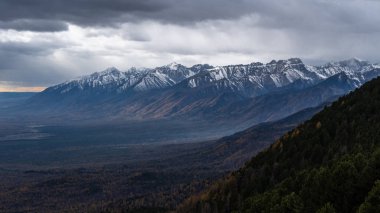 Doğu Sayan Dağlarında Bulutlu Sonbahar Günü