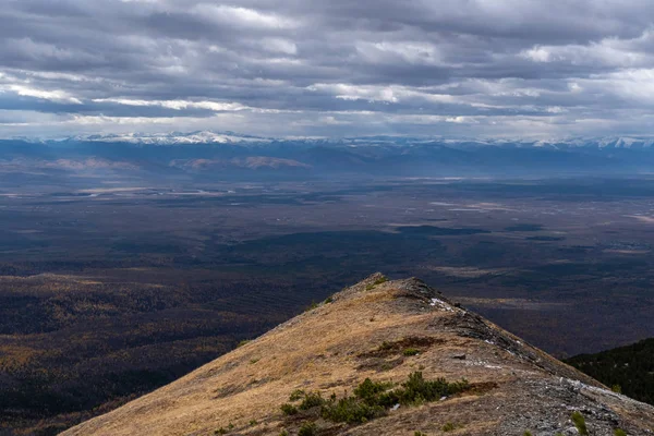 東サヤン山脈の山の風景ツンカ渓谷の景色 — ストック写真