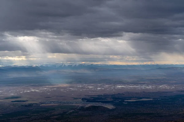 ツンキンスキー渓谷の上空の美しい光 — ストック写真
