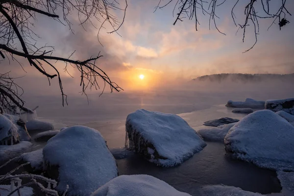 Misty morning on the shore of Lake Baikal — Stock Photo, Image