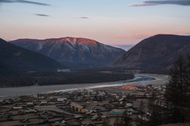 Orlik 'in Buryat köyü manzarası. Buryatia Cumhuriyeti 'nin Oka ilçesi