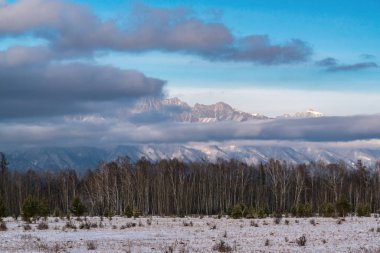 Bulutlarla kaplı Doğu Sayan dağları