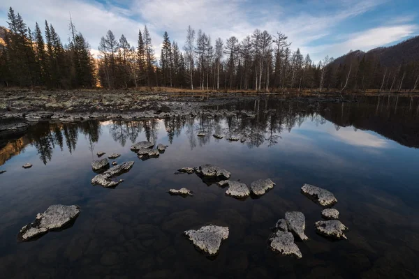 Απολιθωμένη λάβα στον πάτο μιας βουνίσιας λίμνης. Περιφέρεια Oka της Δημοκρατίας της Buryatia — Φωτογραφία Αρχείου