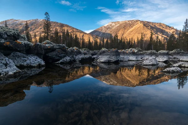 Riflessione delle montagne in un lago di lava. Distretto di Okinsky della Repubblica di Buryatia — Foto Stock