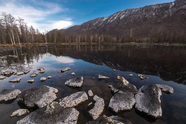 Lacs de lave dans la vallée de la rivière Zhombolok. Oka district de la République de Bouriatie — Photo
