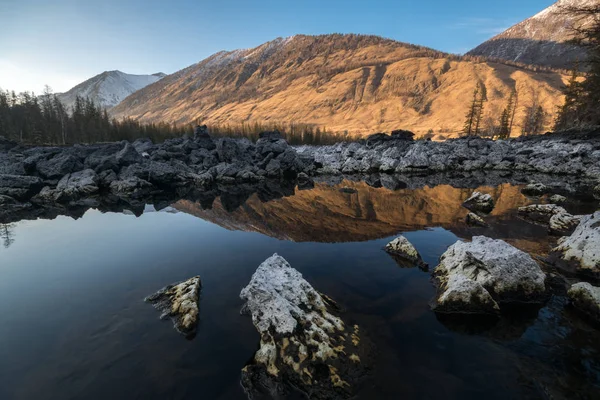 Lava membatu di dasar danau pegunungan. Distrik Oka di republik Buryatia — Stok Foto