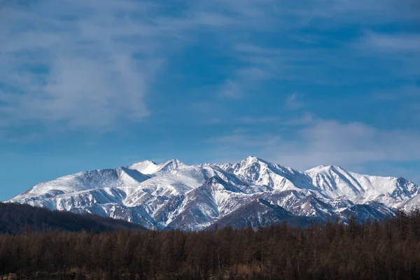 Picos cobertos de neve da faixa leste do Sayan — Fotografia de Stock