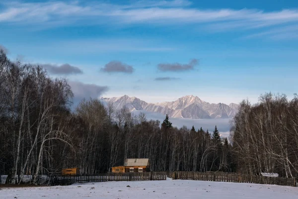 Maison isolée sur le fond des montagnes de Sayan — Photo