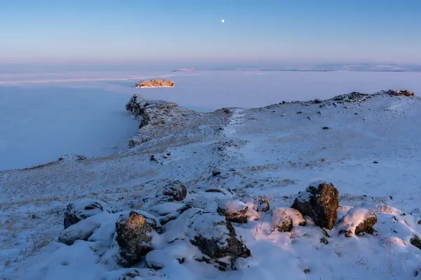 Зимовий пейзаж на озері Байкал. — стокове фото