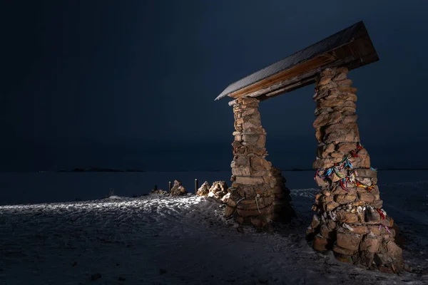 Foto nocturna de la puerta de piedra en Cabo Uyuga. Lago Baikal — Foto de Stock