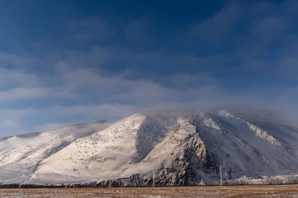 Montañas cubiertas de nieve en la orilla del lago Baikal — Foto de Stock