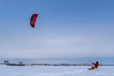 Karlı bir arazide Kiteboardcu