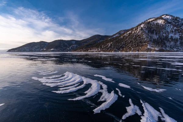 Pemandangan punggung Primorsky dari es Danau Baikal — Stok Foto