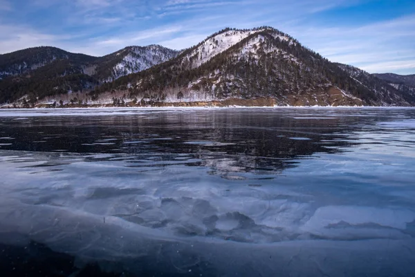 Piękne pęknięcie w lodu Baikal — Zdjęcie stockowe