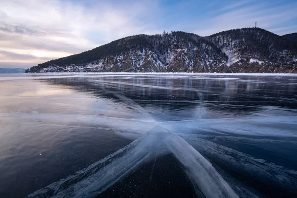 Ett nät av sprickor på isen i Lake Baikal — Stockfoto