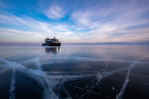 バイカル湖の氷の上のホバークラフトの乗り物 — ストック写真