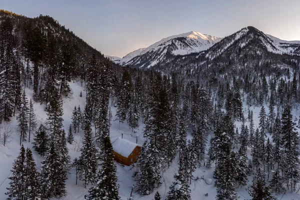 Hamar-Daban dağlarında bir kış ormanında ev — Stok fotoğraf