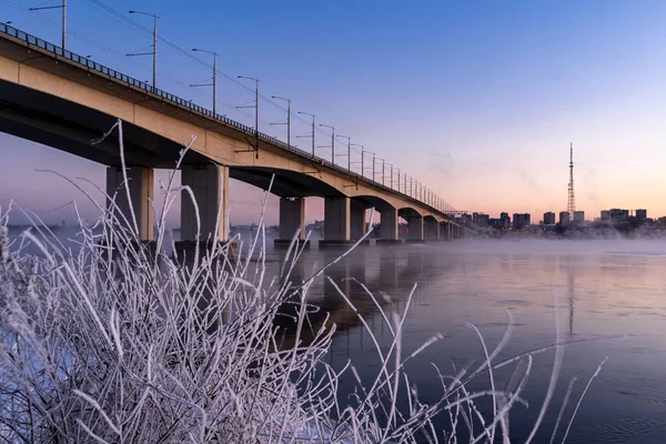 Pohled na akademický most přes Angaru. Zimní ráno v Irkutsku — Stock fotografie
