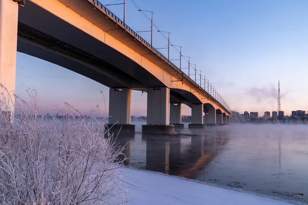 Άποψη της Ακαδημαϊκής Γέφυρας πάνω από την Ανγκάρα. Χειμερινό πρωινό στο Ιρκούτσκ — Φωτογραφία Αρχείου
