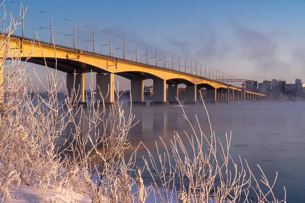 Vista del puente académico sobre el Angara. Mañana de invierno en Irkutsk —  Fotos de Stock