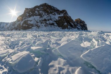 Cape Khoboy 'daki kayalıklar. Kış Baykal