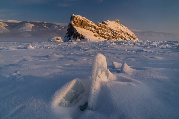 Utsikt Över Elenka Island Upplyst Den Uppgående Solen Vinterbaikal — Stockfoto