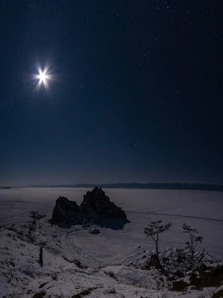 Şaman Kayasının Gece Görüşü Kış Baykal Olkhon Adası — Stok fotoğraf