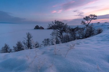 Olkhon adasında kış şafağı. Burhan Burhan Burnu ve Şamanka Kayası manzarası