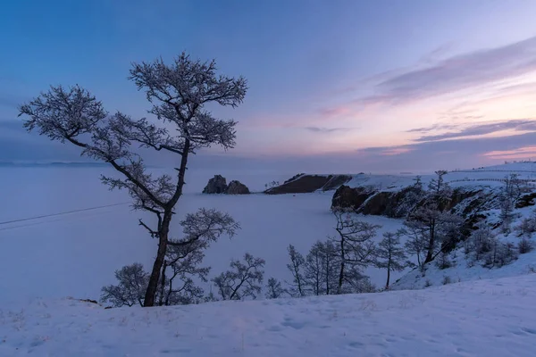 Olkhon Adasında Kış Şafağı Burhan Burhan Burnu Şamanka Kayası Manzarası — Stok fotoğraf