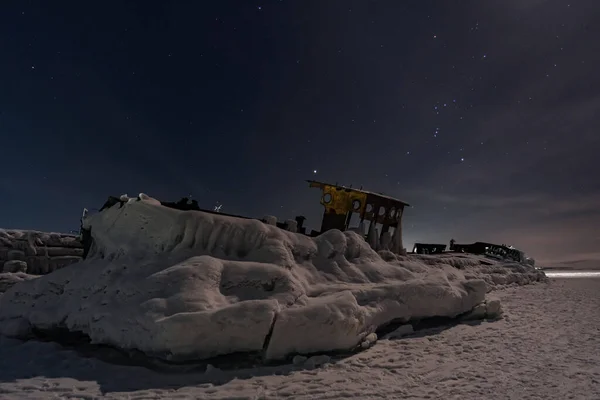 Baykal Buzundaki Eski Bir Geminin Gece Görüşü — Stok fotoğraf