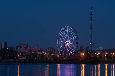 Dolunay ve dönme dolap.