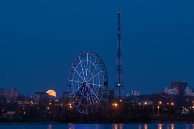 Irkutsk 'ta dolunay var. Angara kıyısından görünüm