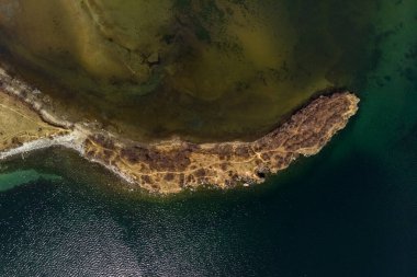Şamanka Burnu 'nun havadan görünüşü. Irkutsk bölgesinin Slyudyansky ilçesi. Baykal Gölü 'nün güney kıyısında.