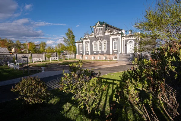 Irkutsk 'un merkezinde antik ahşap bir ev.