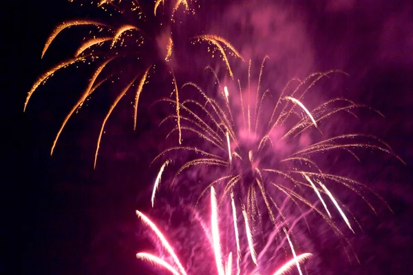 Fuochi d'artificio variopinti l'Anno nuovo — Foto Stock