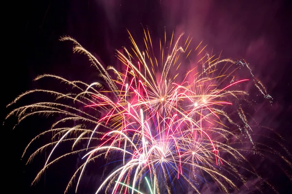 Buntes Feuerwerk zum Jahreswechsel — Stockfoto