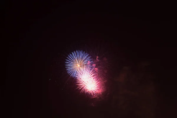 Fuochi d'artificio variopinti l'Anno nuovo — Foto Stock