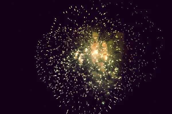 Los fuegos artificiales de colores de Año Nuevo — Foto de Stock