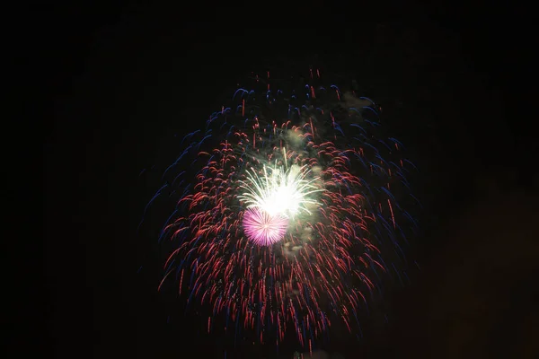 Kleurrijke vuurwerk Nieuwjaar — Stockfoto
