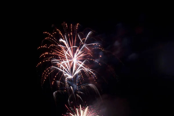 Fuochi d'artificio variopinti l'Anno nuovo — Foto Stock