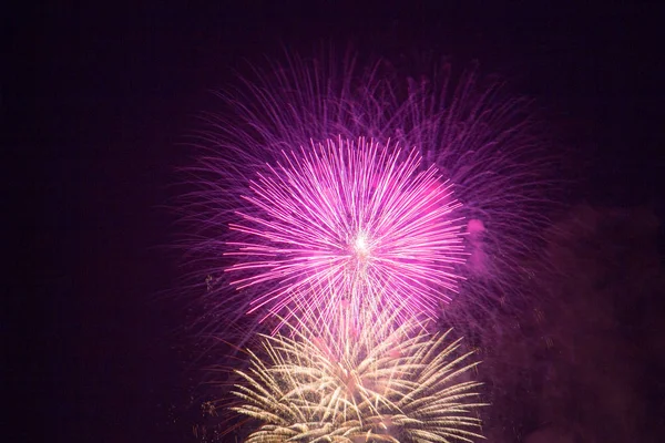 カラフルな花火は新年 ストック写真
