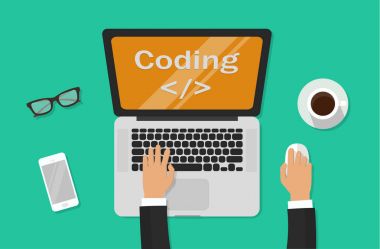 Çalışma masası, çalışma masasında oturan ve üzerinde klavye üstten görünüm, web geliştirme süreci kavramı karikatür düz stil vektör kodunu yazarak freelancer dizüstü bilgisayarda kodlama programcı.