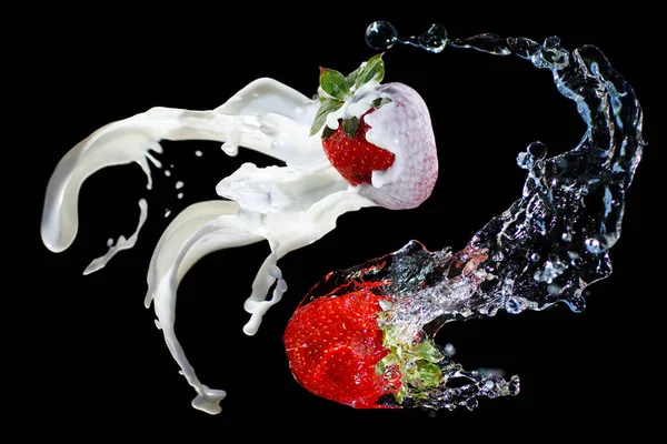 Erdbeere mit Milchwasser spritzt schwarzen Hintergrund — Stockfoto