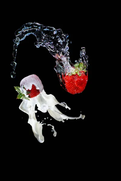 Fragola con spruzzi d'acqua di latte sfondo nero — Foto Stock