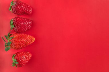 Çilek kırmızı arka plan lezzetli kartpostal kağıt üzerinde