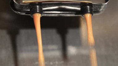Espresso kahve makinesi ağır çekim dökme