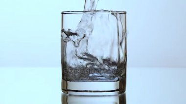 buz küpleri ile su. beyaz izole